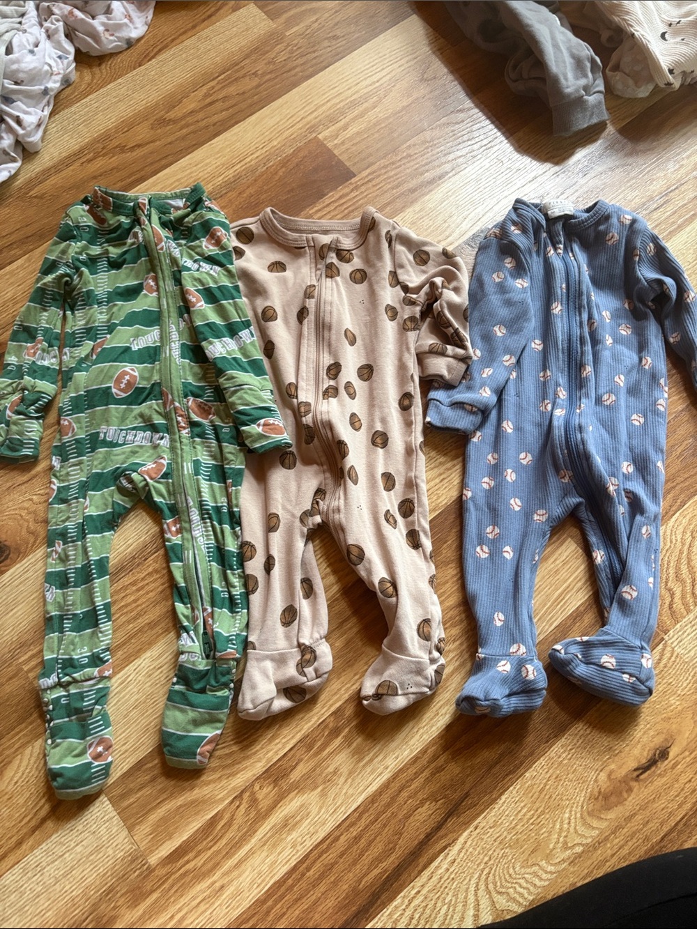 Baby Footed Sleepers - football basketball & Baseball 0-3 Firsts petit Lem